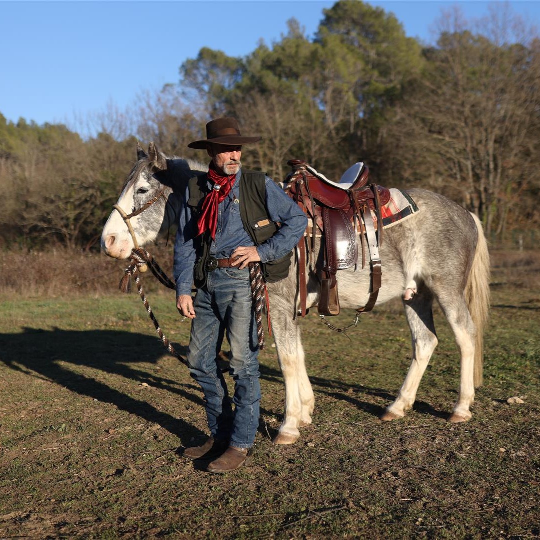 My Spanish Mustang (Vinny) and me on an evening ride...
I just love when we have some time to spend together.🐴🤠🍀

#roberttrosch 
#mustangs 
#spanishmustang 
#horsemanship